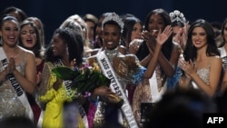  Zozibini Tunzi dari Afrika Selatan melambaikan tangan setelah dinobatkan menjadi Miss Universe 2019 di Tyler Perry Studios, Atlanta, Georgia, 8 Desember 2019. (Foto: AFP)