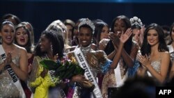  Zozibini Tunzi dari Afrika Selatan melambaikan tangan setelah memenangkan gelar Miss Universe 2019 di Tyler Perry Studios, Atlanta, Georgia, 8 Desember 2019. (Foto: AFP)