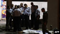 ماموران پلیس اسرائیل در کنار جسد یک فلسطینی که به روی گروهی از شهروندان اسرائیلی در یک ایستگاه اتوبوس آتش گشود - ۲۶ مهر ۱۳۹۴ 