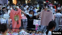 中国湖北省的小摊贩在武汉市江汉路摆摊叫卖。（2020年6月9日）