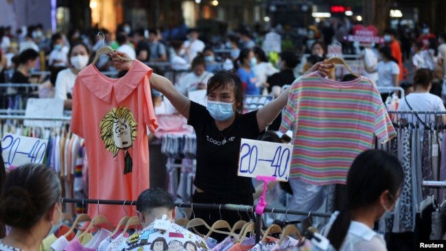 中国湖北省的小摊贩在武汉市江汉路摆摊叫卖。(2020年6月9日)