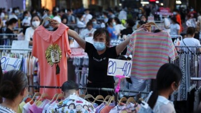 Bán hàng trên đường Jianghan ở Vũ Hán ngày 8/6/2010.