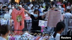 中國湖北省的小攤販在武漢市江漢路擺攤叫賣。 （2020年6月9日）