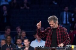 FILE - Pianist Chick Corea reacts to audience applause after performing the national anthem before the start of the New York Knicks' NBA basketball game against the Dallas Mavericks, Nov. 14, 2016, at Madison Square Garden in New York.