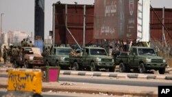 Militer Sudan dikerahkan untuk mengamankan unjuk rasa pasca kudeta militer di Khartoum, Selasa (26/10). 