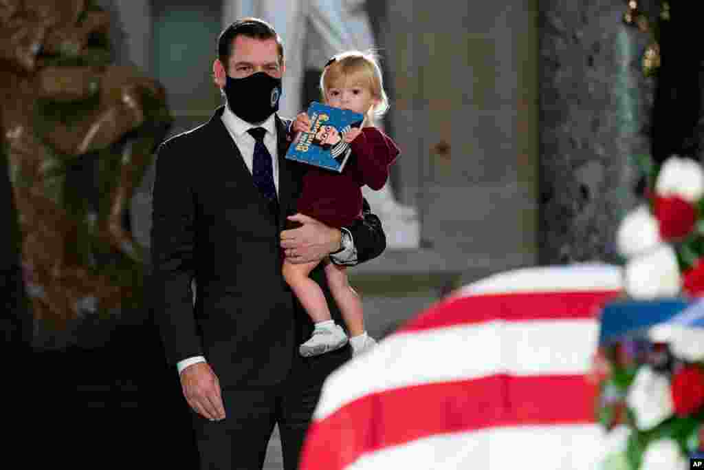 این عضو کنگره از کالیفرنیا به همراه دختر بچه اش در مراسم رسمی تشییع روت بیدر گینزبرگ قاضی فقید دیوان عالی آمریکا حضور یافته است. 
