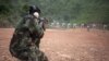 Un soldat des Forces armées centrafricaines (FACA) s'entraîne avec un fusil d'assaut lors d'une séance d'entraînement au camp Kassai, à Bangui, le 14 mars 2018. (AFP PHOTO / FLORENT VERGNES)