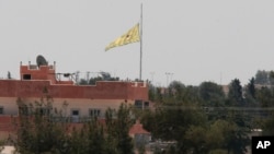 2015年6月16日土耳其和叙利亚边境土耳其部分的库尔德人旗帜