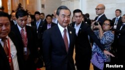 中國外長王毅7月25日抵達在老撾舉行的東盟會議會場。