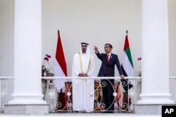 Pangeran Mahkota Abu Dhabi Sheikh Mohammed bin Zayed Al Nahyan (kiri), berbincang dengan Presiden Joko Widodo di Istana Kepresidenan RI di Bogor, Rabu, 24 Juli 2019.