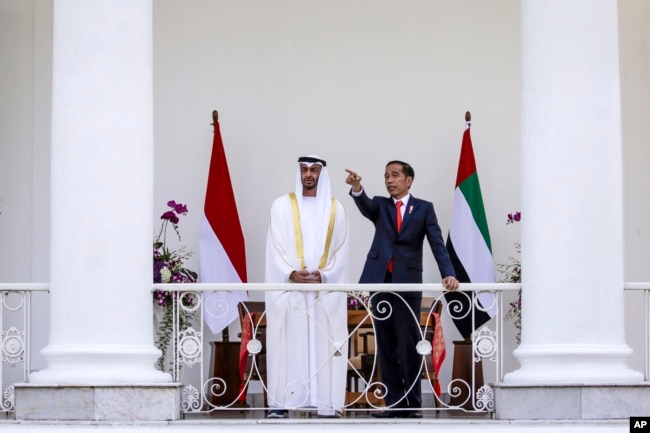Pangeran Mahkota Abu Dhabi Sheikh Mohammed bin Zayed Al Nahyan (kiri), berbincang dengan Presiden Joko Widodo di Istana Kepresidenan RI di Bogor, Rabu, 24 Juli 2019.