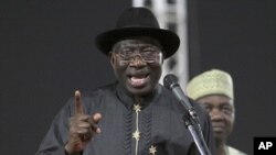 Goodluck Jonathan yana jawabi ga wakilan taron kasa