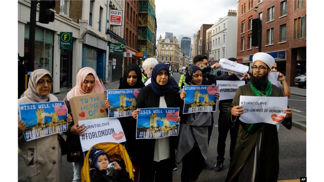 El presidente del Fatwa Council de Londres, Mohammad Yazdani Raza, sostiene un cartel durante una marcha con otros cerca del Borough Market, el domingo 4 de junio, 2017.