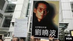 Para anggota parlemen dan aktivis pro-demokrasi di Hongkong membawa poster Liu Xiaobo, melakukan unjuk rasa menuntut pembebasan disiden Tiongkok tersebut (foto dokumentasi).