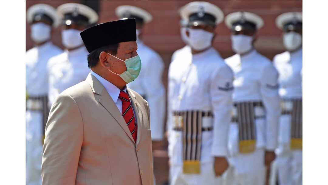 Menteri Pertahanan Indonesia Jenderal Prabowo Subianto disambut pasukan kehormatan India saat berkunjung ke Kementerian Pertahanan India, di New Delhi, 27 Juli 2020. (Foto: Money SHARMA / AFP)