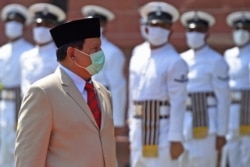 Menteri Pertahanan Indonesia Jenderal Prabowo Subianto disambut pasukan kehormatan India saat berkunjung ke Kementerian Pertahanan India, di New Delhi, 27 Juli 2020. (Foto: Money SHARMA / AFP)