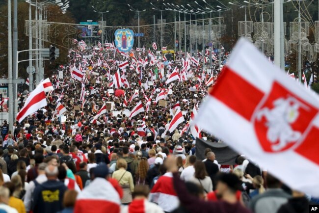 白俄罗斯抗议者在首都明斯克游行集会。(2020年9月6日)