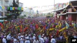 Supporters listen to Turkish Kurdish presidential candidate Selahattin Demirtas as he makes address in Mersin, Turkey, July 31, 2014.