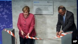 Dirjen WHO Tedros Adhanom Ghebreyesus, kanan, dan Kanselir Jerman Angela Merkel memotong pita upacara pada peresmian "Pusat untuk Intelijen Pandemi dan Epidemi' di Berlin, Jerman, 1 September 2021. (Foto: AP)