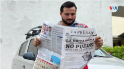 Periodista del diario La Prensa de Nicaragua sostiene último diario impreso, que fue publicado la semana pasada. [Foto: Donaldo Hernández]