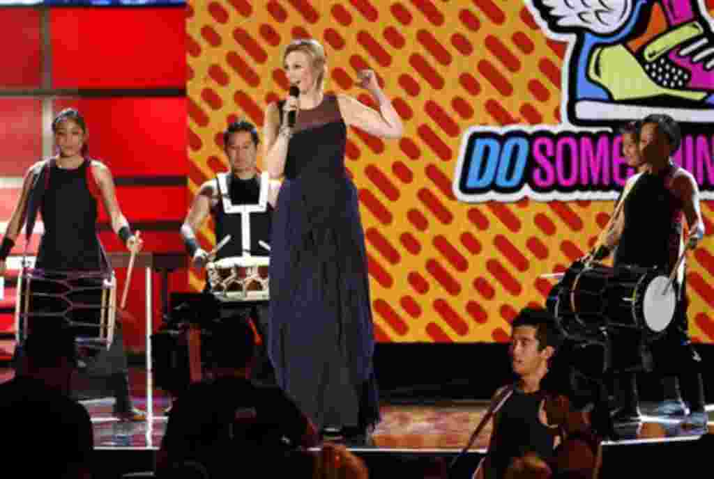 Jane Lynch, quien fue la presentadora del evento, en esta foto acompañada por el grupo de percusionistas “Taiko”.