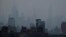 ARCHIVO - Una espesa bruma se cierne sobre Manhattan en Nueva York el 20 de julio de 2021. 