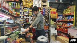 Seorang pemilik toko sedang memeriksa barang dagangannya di Teheran, Iran (Foto: dok). Meskipun ada pengetatan sanksi finansial AS, ekspor Amerika ke Iran meningkat hampir sepertiga tahun ini.