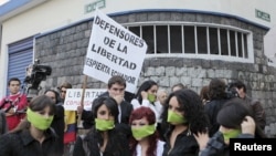Jóvenes protestan en Quito contra el acoso a la prensa libre por el presidente ecuatoriano Rafael Correa.