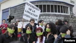 Jóvenes protestan en Quito contra el acoso a la prensa libre por el presidente ecuatoriano Rafael Correa.