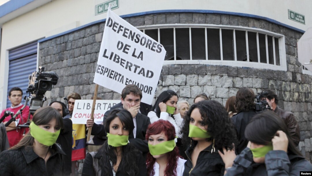 Jóvenes protestan en Quito contra el acoso a la prensa libre por el presidente ecuatoriano Rafael Correa.