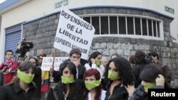 Jóvenes protestan en Quito contra el acoso a la prensa libre por el presidente ecuatoriano Rafael Correa.