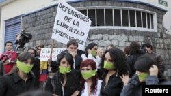 Jóvenes protestan en Quito contra el acoso a la prensa libre por el presidente ecuatoriano Rafael Correa.