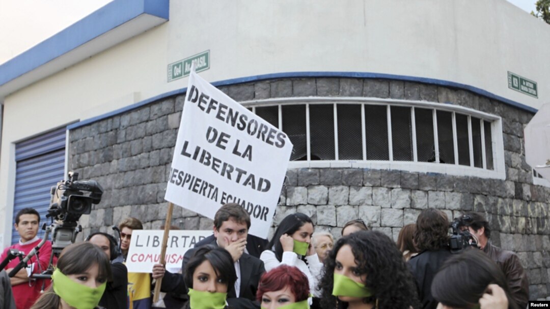 En 2009 suspendieron la transmisión del canal privado Teleamazonas por tres días.