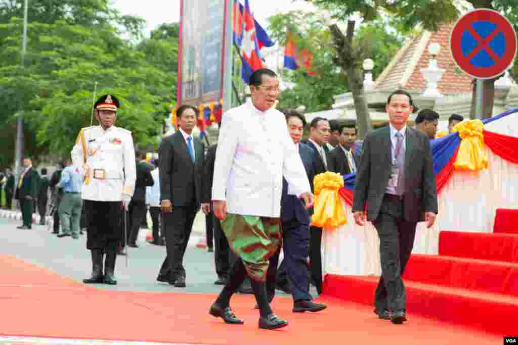 លោកនាយករដ្ឋមន្រ្តី ហ៊ុន សែន បានមកដល់រដ្ឋសភាជាតិកម្ពុជា បានយាងមកដល់រដ្ឋសភាជាតិកម្ពុជានៅព្រឹកថ្ងៃពុធនេះ ដើម្បីចូលរួមសម័យប្រជុំពេញអង្គលើកទី១ នីតិកាលទី៦ ដែលមានតែក្រុមតំណាងរាស្រ្តរបស់គណបក្សប្រជាជនកម្ពុជា នៅព្រឹកថ្ងៃពុធទី០៥ កញ្ញា ឆ្នាំ ២០១៨។ (ទុំ ម្លិះ/VOA)