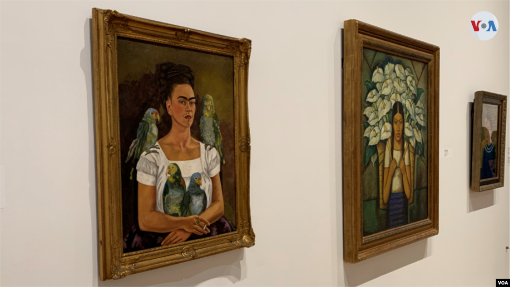 A la izquierda, la obra Frida Kahlo Yo y mis loros, 1941. En el centro,&nbsp;una de&nbsp;Alfredo Ramos Martínez: Calla Lily Vendor&nbsp;(Vendedora de alcatraces), 1929. &nbsp; &nbsp; 