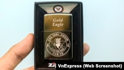 Bật lửa Zippo bán trên USS Carl Vinson.