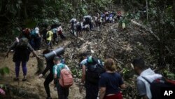 Migrantes caminan por el Tapón del Darién, entre Colombia y Panamá, con la esperanza de llegar a Estados Unidos, en una foto tomada el 9 de mayo de este año.