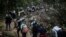 Migrantes caminan por el Tapón del Darién, entre Colombia y Panamá, con la esperanza de llegar a Estados Unidos, en una foto tomada el 9 de mayo de este año.