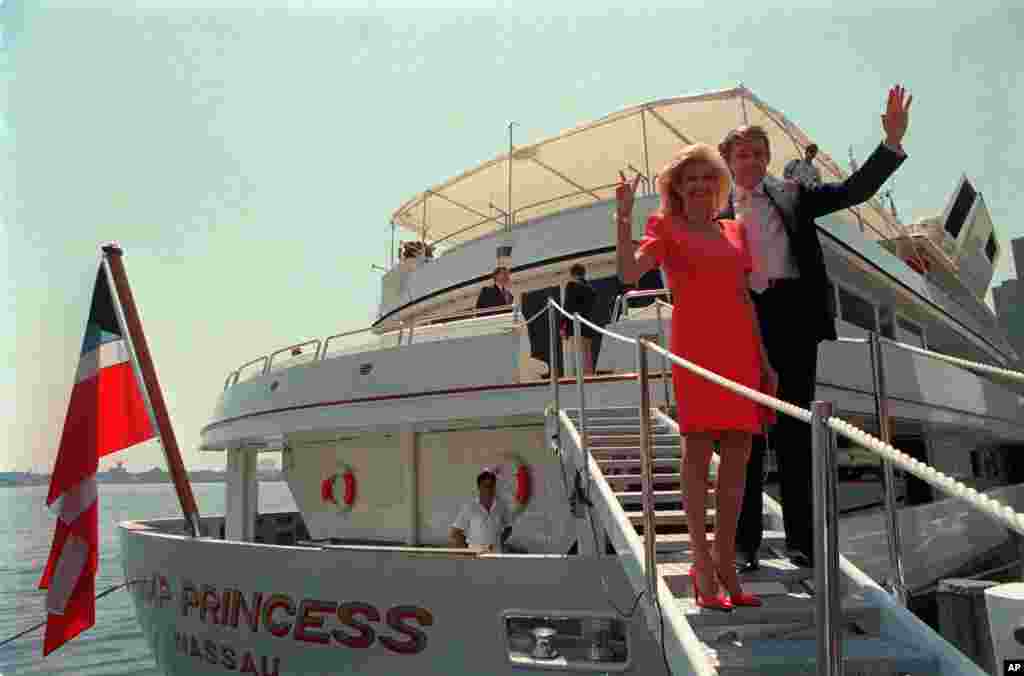 Donald Trump melambaikan tangan kepada wartawan didampingi istrinya, Ivana, di atas kapal mewah mereka The Trump Princess di kota New York, 4 Juli 1988. Trump membeli kapal itu dari Sultan Brunei seharga US$30 juta. (AP/Marty Lederhandler)