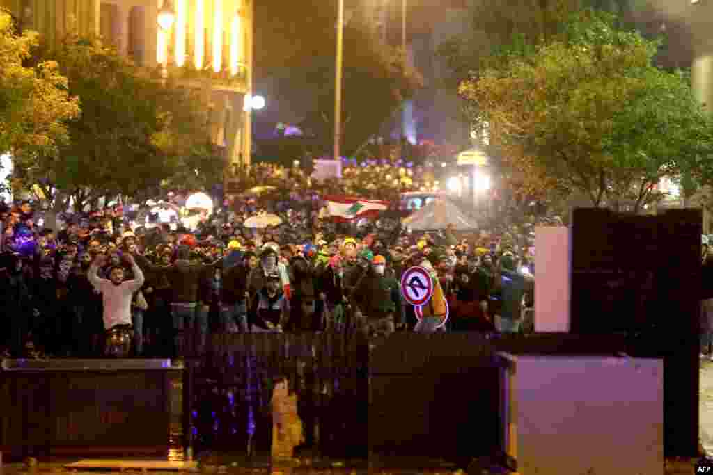 مظاہرین کو روکنے کے لیے بڑی تعداد میں سیکیورٹی اہل کار تعینات کیے گئے تھے۔ 