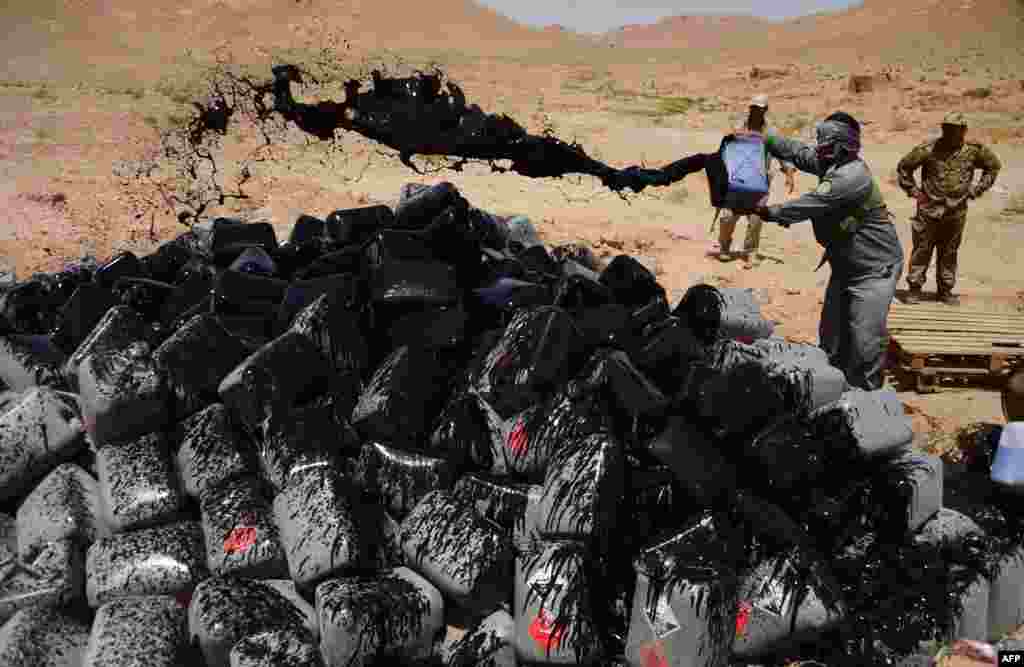 Afg&#39;on maxsus kuchlari musodara qilingan qoradorini yoqmoqda