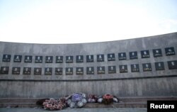 Spomen obilježje žrtvama masakra u Račku, gdje su srpske snage pogubile Albance januara 1999. godine. (Foto: Reuters)