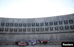 Spomen obeležje žrtvama masakra u Račku, gde su srpske snage pogubile Albance januara 1999. godine. (Foto: Reuters)