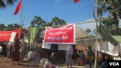 Burmese protesters at their camp at a Chinese-backed copper mine, Monywa Burma, November 22, 2012. (VOA Burmese Service) 