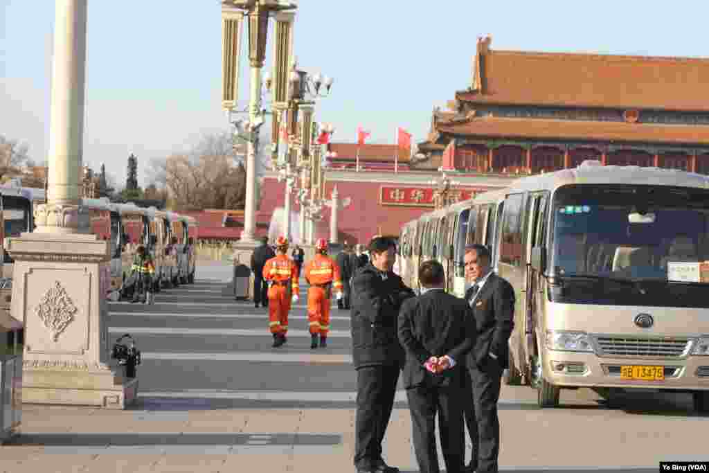 天安门广场上整齐停放着代表乘坐的客车 (叶兵，艾伦拍摄)