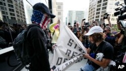 Un manifestante y un contramanifestante se enfrentan cerca del consulado de Israel, el martes 20 de agosto de 2024, en Chicago. 