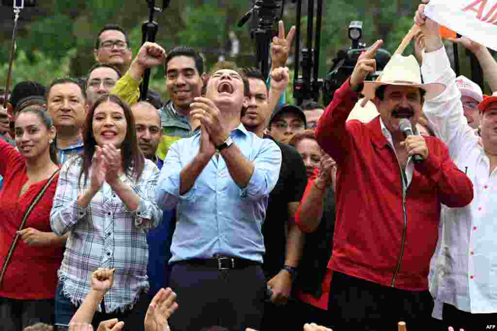 Presidential candidate for the Honduran Opposition Alliance against the Dictatorship, Salvador Nasralla (C) claps as former President Manuel Zelaya speaks during a demonstration in front the Supreme Electoral Tribunal (TSE) in Tegucigalpa, Nov. 27, 2017.