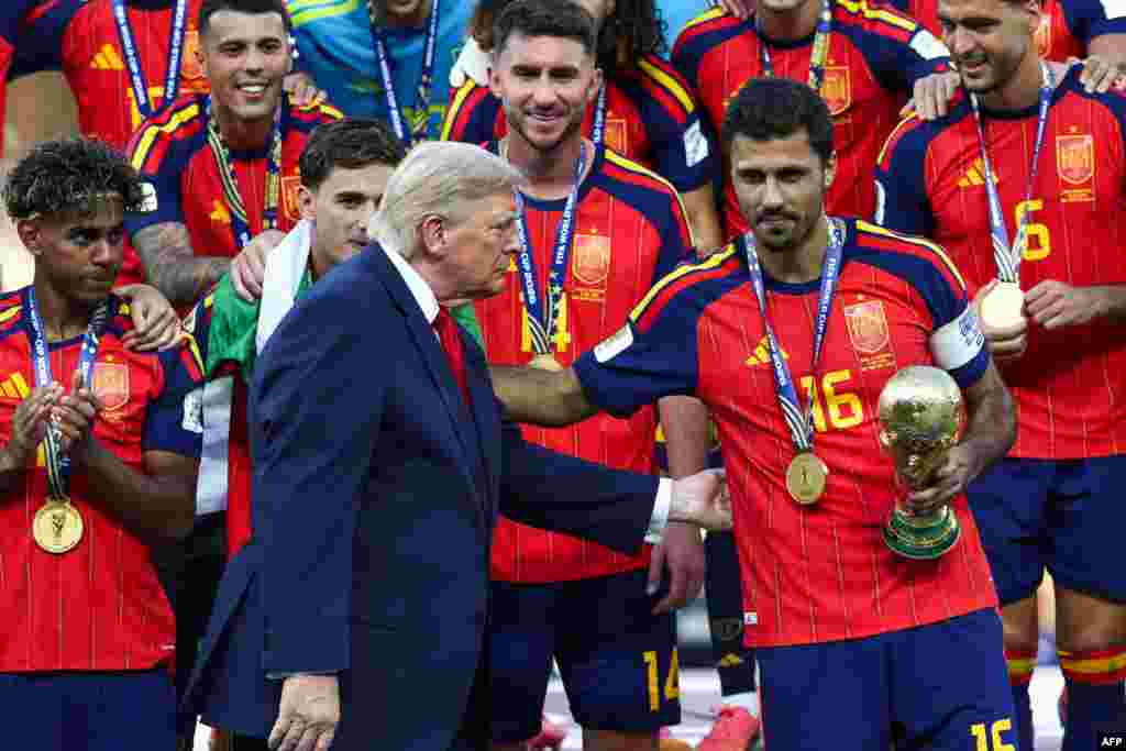 جام در دستان فرمانده لاروخا؛ رودری پس از قهرمانی اسپانیا، جام جهانی ۲۰۲۶ را از دونالد ترامپ، رئیس‌ جمهوری آمریکا، دریافت می‌کند.
