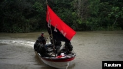 Rebeldes del ELN llegan en bote, en las selvas del noroeste de Colombia, el 30 de agosto de 2017.
