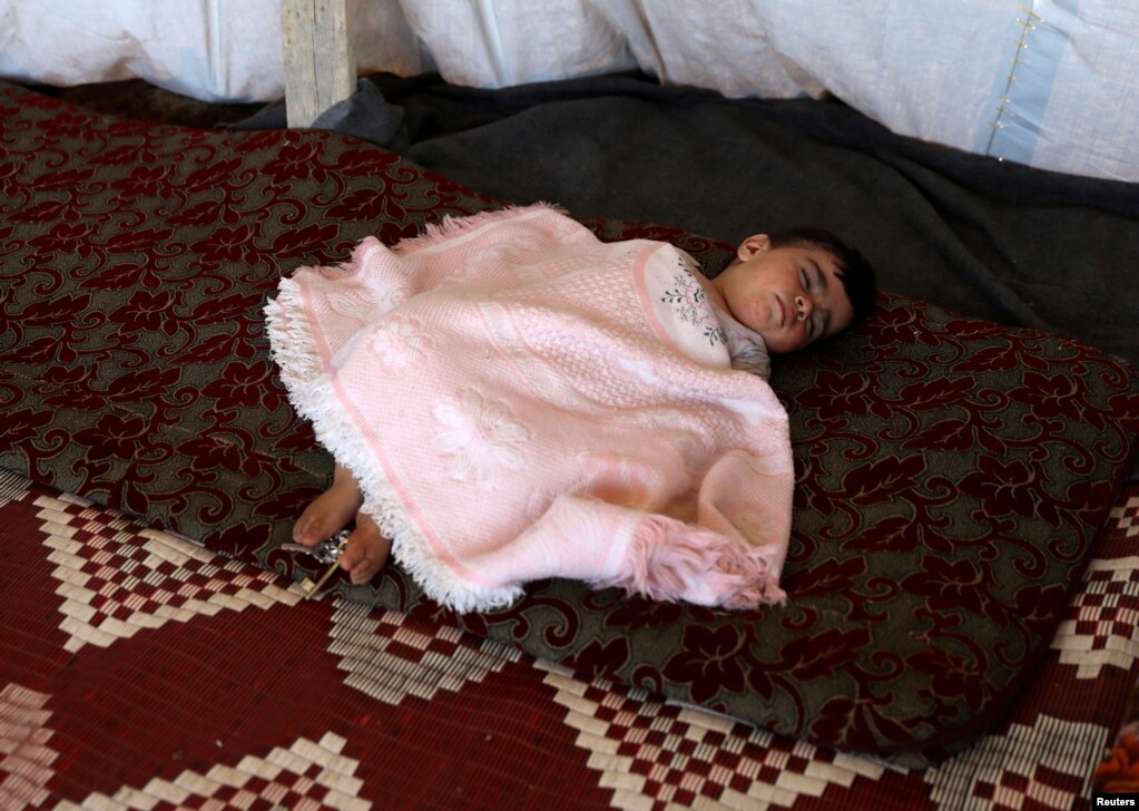 시리아 남서부에 있는 골란고원 인근 쿠네이트라 지역으로 대피한 다라 지역 아이가 곤히  잠들었다. 앞서 시리아 내전 감시단체인 '시리아인권관측소'는 정부군이 헬리콥터를 이용해 반군 점령지인 다라에 '배럴폭탄'을 투하했다고 밝혔다.